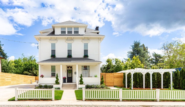 Room for Everyone! 7BR, 6.5BA Wine Country Retreat near Downtown