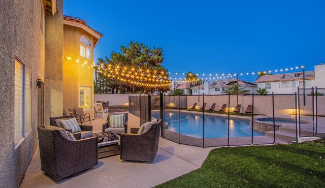 Royal Flush Lounge w/ Games, Karaoke, Pool & Spa!