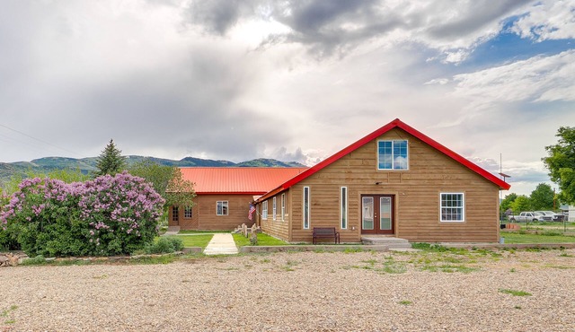 Rural Mountain-View Home Near Hiking + Off-Roading