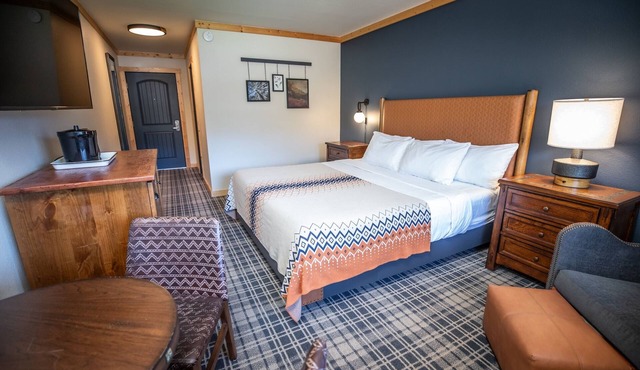 Rustic Alpine Rooms Near Mammoth Mountain! Pool, Gym, & Free Parking! 3 Units!