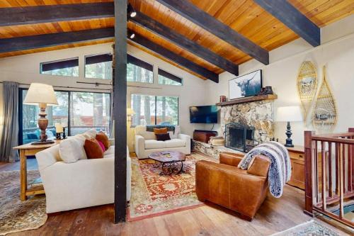 Rustic comfy dog-friendly cabin in the pines - walk to homeowners lake & beach