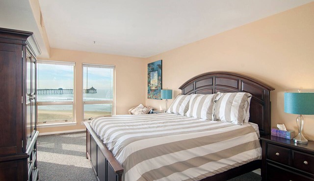 San Diego County Oceanfront 3 bedroom-heated pool/jacuzzi. Complex on the sand