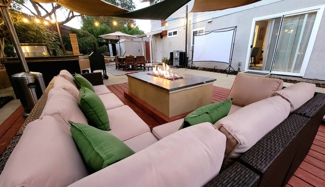 San Diego's 4-bed Oasis with Hot Tub, Gym, Outdoor Theater & Huge Yard.