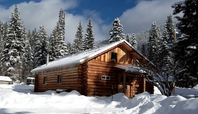 Sanctuary Farm Log Cabin Mountain Getaway, Alberton, MT