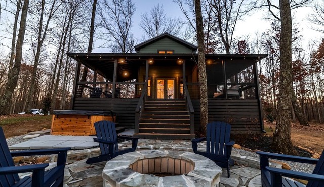 Scenic Bluffside Tiny Home Retreat with Kid-Friendly Loft near South Cumberland in Monteagle, Tennessee in Monteagle