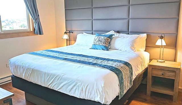 Sea Dreamer - 1 Bedroom Suite with 1 King and 1 Queen Bed at Wanderlust Inn, Pet Friendly