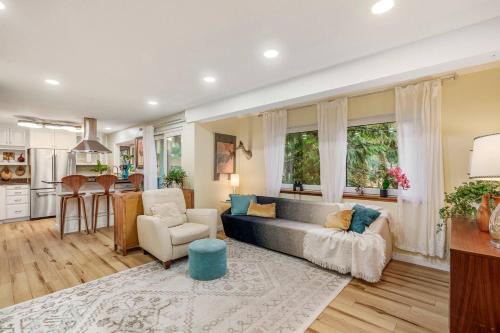 Seattle Retreat | Sauna, 3BR Sleeps 11, Forest