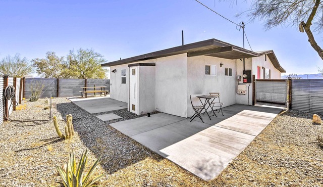 Secluded Desert Home: 17 Mi to Joshua Tree NP