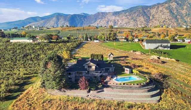 Secluded retreat with panoramic lake views