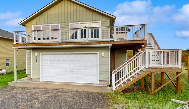 Serene, Dog-Friendly Beach House with Free WiFi & a Gas Fireplace