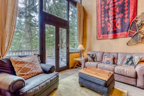 Serene Wooded Retreat with Free WiFi Large Deck & Spacious Loft - Skiing Nearby