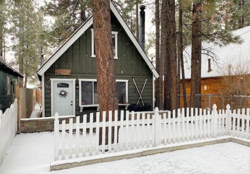 Shady Pine Cottage - This adorable cabin is the perfect getaway for your next stop in the mountains!