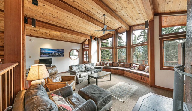 Sherwood Chalet - Luxury 3 BR w Private Hot Tub - Summer Lease Available!