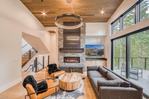 Shining Creek at Alpine Meadows by Tahoe Getaways - 4 BR w Creek Views, Hot Tub & Ski Shuttle!