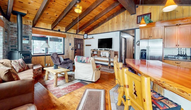 Single-level 3BR Chalet with large yard, fire pit & gas stove - dogs welcome