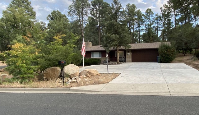 Single Story Chic' One mile from Downtown, with Tesla 220v Outlet in Garage
