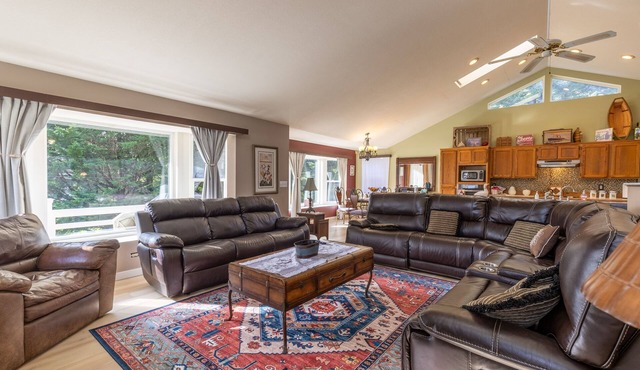 Siuslaw River Retreat near Casino & Beach *Pets $