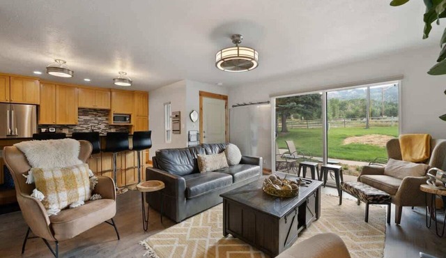 Ski Vista: Chic Condo Near the Canyons Slopes