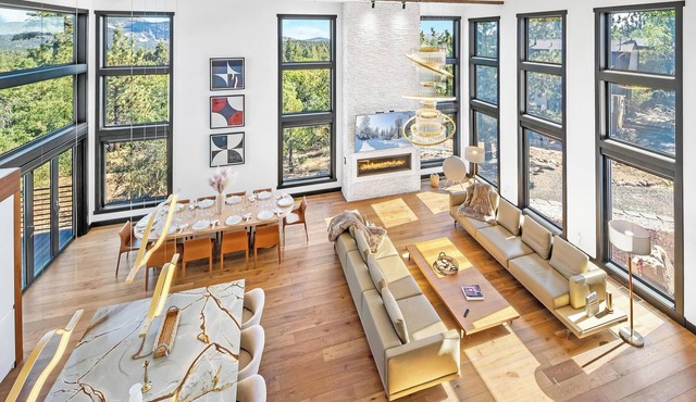 Skyview Manor: Luxurious! Oversized Swim Spa/Hot Tub! Newly Built! Chef’s Kitchen! Smart Home/High Tech! Outdoor Fire Pit! Massive Deck! Forest Walks! Game & Entertainment Room w/Pool Table, Poker Table & Bar!