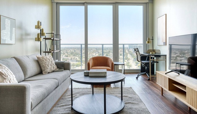 Sleek Long Beach 1BR, w/ Gym & Pool
