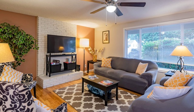 Sleeps 10, Close to Airport, Peace Health, Waterfront, WWU & WCC
