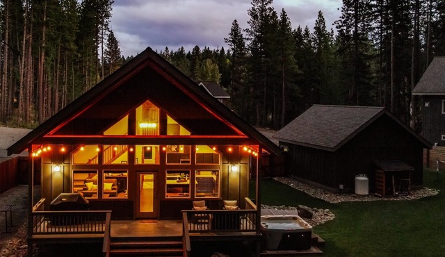 Sleeps 11 across 3 bedrooms, every bed a real one. Hot tub, full kitchen, game room with 100 DVDs and Skee Ball, fast wifi, and a big fenced yard backed by pines. Five minutes to Roslyn and Lake Cle Elum. Forty-five minutes to Snoqualmie Pass.