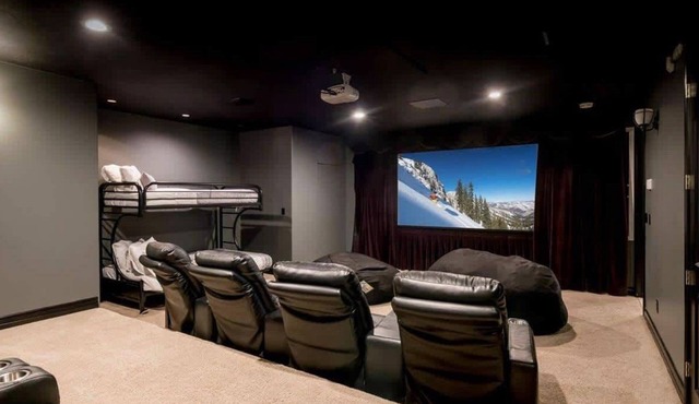 Sleeps 25 A+Location*Pets *Theater *Hot tub*Games