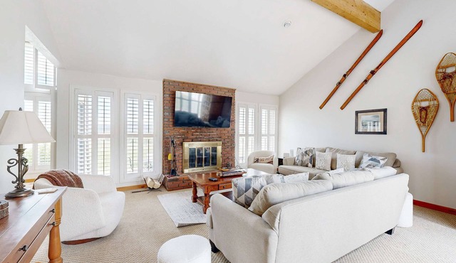 Slopeside gem with private hot tub & pool table - across from Cabriolet Lift