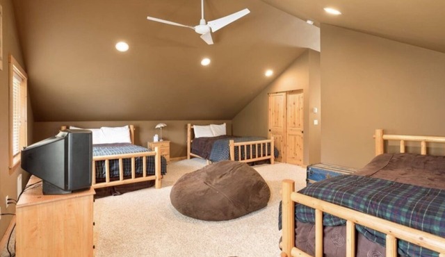 Snoqualmie Pass Cabin Walking Distance to Lifts
