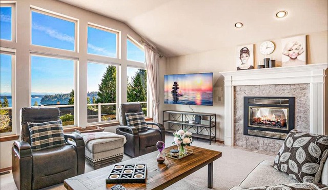 Spacious 3BR 2 5BA with Spectacular Water Views