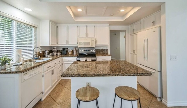Spacious 3BR Retreat Comfort & Style Await!