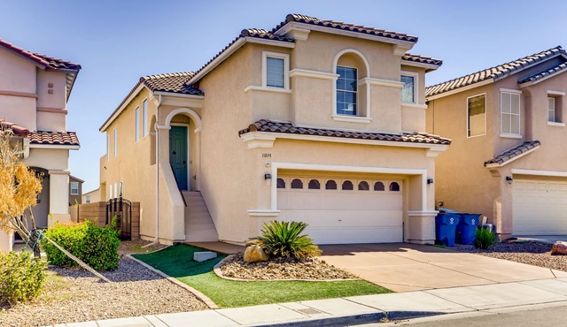 Spacious 3brd house with a pool mins from the strip & close to the Raider's HQ