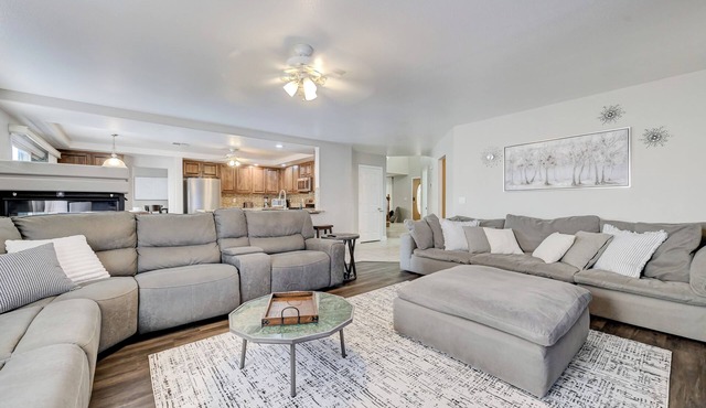 Spacious 5-bedroom house with Hot Tub & Pool Table