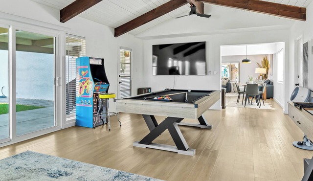 Spacious 5-bedroom house in marvelous San Diego with Gameroom, WiFi, AC