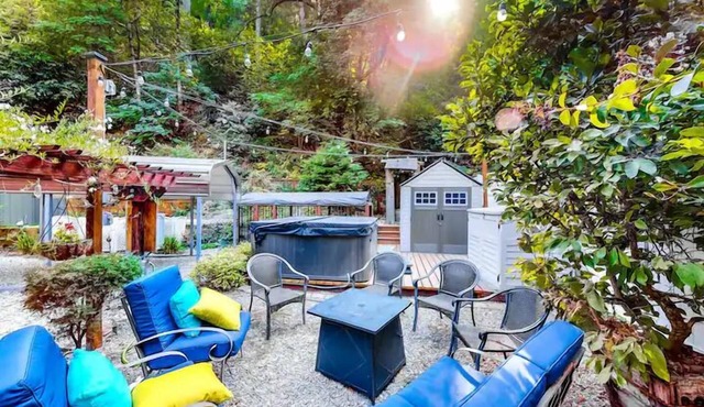 Spacious 5BR 5BA Retreat Hot Tub Near river access and pool