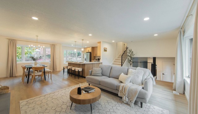 Spacious 5BR Golf Course Retreat — 5 Mins to Lake Oswego Downtown!