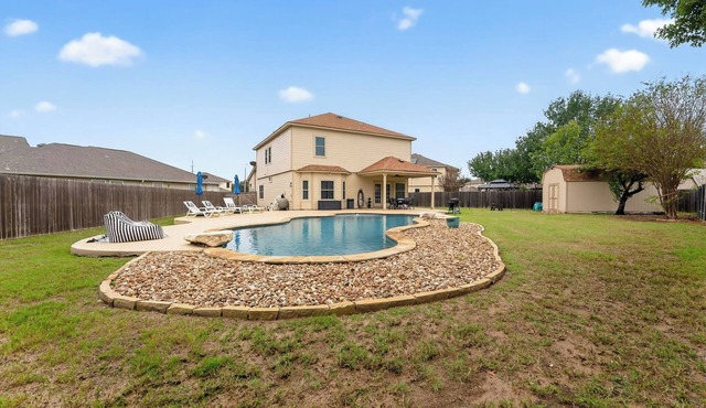 Spacious 5BR - River Float - Pool - Fire Pit