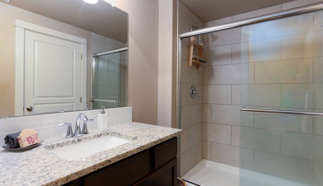 Spacious 6-bed allergy-friendly home with AC - Walk to Glaze Meadow Rec Center