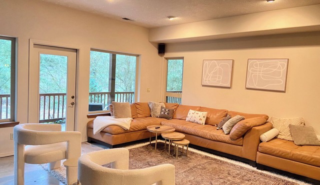 Spacious 6-bedroom Estate House at Eve West Vineyard