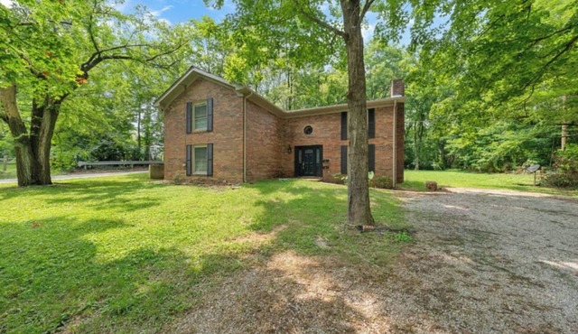 Spacious Backyard Fireplace Mins from Downtown