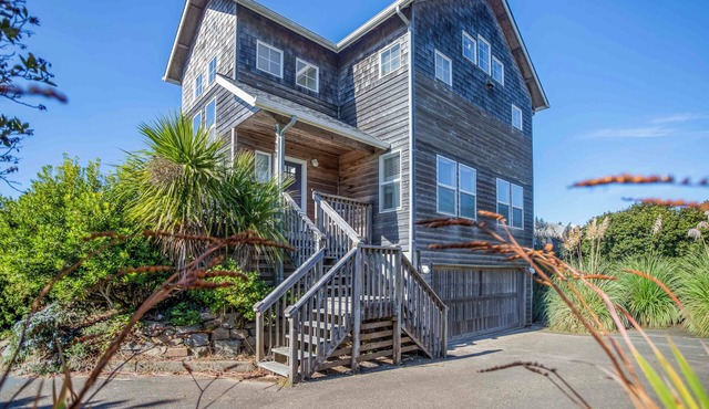 Spacious Bella Beach Cottage, Stellar Ocean Views, Upper Deck, BBQ, Hot Tub!