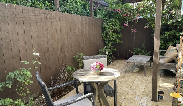 Spacious, charming and comfy one bedroom guest house