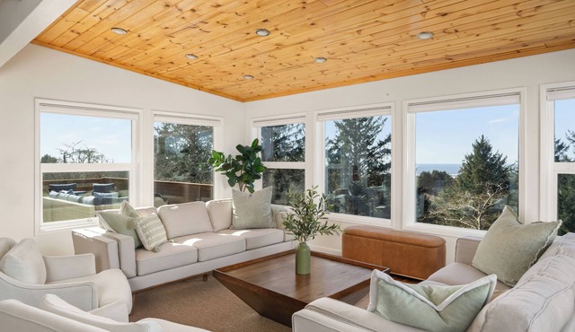 Spacious Coastal Retreat Hot Tub Ocean View 3 King Bedrooms