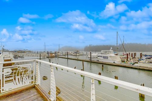 Spacious condo close to the river with WiFi streaming washer&dryer