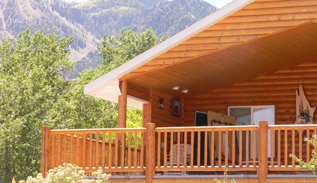 Spacious family-friendly mountain cabin has ATV Trails, rafting, National Parks.