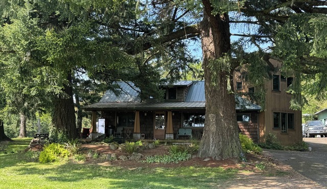 Spacious HGTV Home on 3 acres near Columbia Gorge w/Silo Rooms, 15 min from PDX