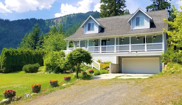 Spacious House w/Nature View, Hot Tub, Gameroom