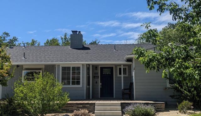 Spacious house with great outdoor space- Close to everything!