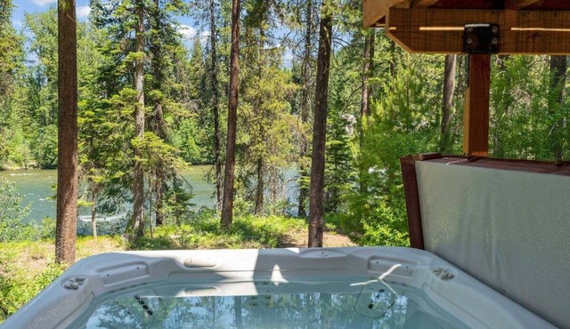 Spacious Lodge with Private Beach Access