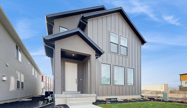Spacious, luxury multi-level home with en-suites, patio, balcony & hot tub